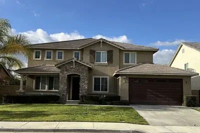 Image de Large home centrally located with easy access to Oc and 91/71/15/60 freeways.