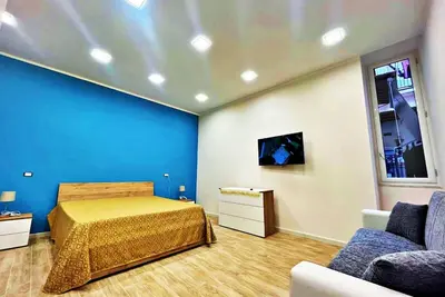 Image de Since you're advertising a vacation rental in the heart of Naples