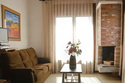 Image de Maison Familiale Près de la Plage avec Piscine, Jardin et Parking Gratuit