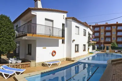 Image de Villa Piscis à 200m de la plage avec piscine, jardin, WiFi et parking gratuits – 3 chambres