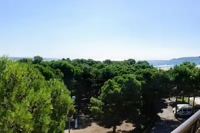 Image de Appartement familial à 50m de la plage avec piscine et WiFi gratuit