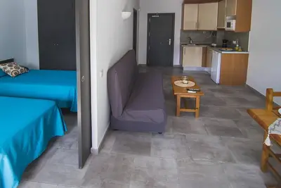 Appartement rénové avec piscine, climatisation et WiFi à 150 m de la plage.