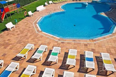 Image de Appartement moderne avec piscine à 400m de la plage, climatisation incluse.