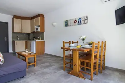 Image de Appartement rénové, proche plage, piscine, clim, parking, WiFi gratuit, 2 chambres