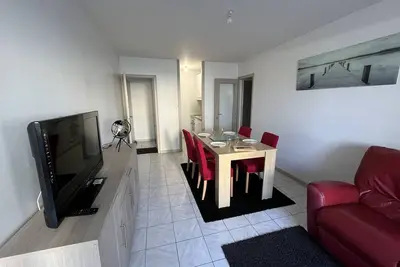 Image de Appartement T3 rénové avec loggias, à deux pas de la mer et des commerces, parking privé inclus!