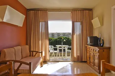 Image de Appartement à 300m de la plage, 2 chambres, clim, piscine, WiFi, proche centre urbain