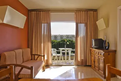 Image de Appartement 2 pièces avec piscine, clim, terrasse – à 300m de la plage, centre-ville proche