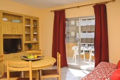 Image de Appartement à Torroella de Montgrí - 800m de la plage, piscine, Wi-Fi gratuit, terrasse meublée
