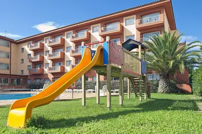 Image de Appartement rénové avec piscine, proche plage et centre, climatisation et WiFi inclus