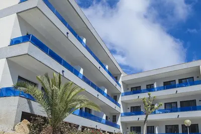 Appartement rénové avec piscine, climatisation, à 150m de la plage et proche du centre-ville