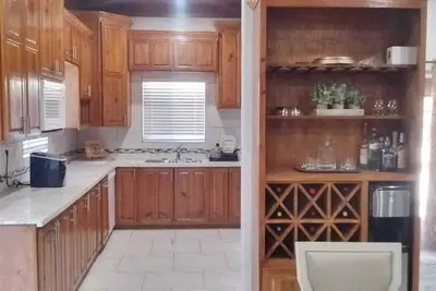 Image de Stylish modern home with all amenities in quiet neighbourhood. Sleeps four.