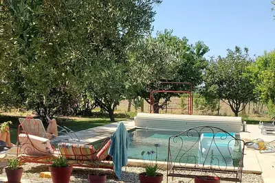Image de Villa provençale avec piscine. Terrain calme, arboré, clos au milieu des vignes.