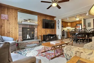 Image de BaseLoj - Pool, Firepit, Bike to Mountain!