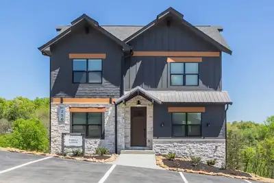 Image de New Lux Lodge, Pool, View, Pkwy 1 mi, sleeps 18, Games!