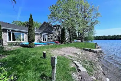 Image de Bobcaygeon Lakefront Stone Cottage