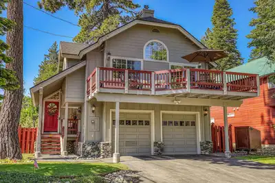 Image de Pine Cone Lodge-3 bedroom, 2. 5 bath home, large backyard, walk to Chambers