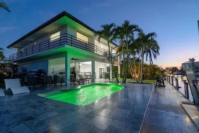 Image de Villa Franchella~ Waterfront Luxury Home w/ Pool! 45' Dock