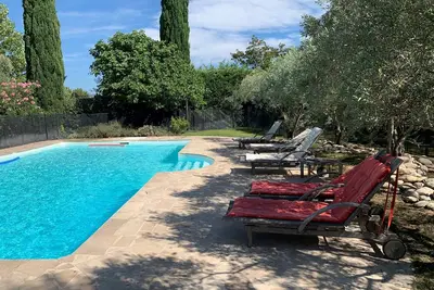 Image de Bastide Familiale Dans un Magnifique Jardin Paysagé