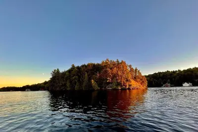 Image de Private island on Lake Rosseau in Muskoka: beautiful cottage plus log cabin.