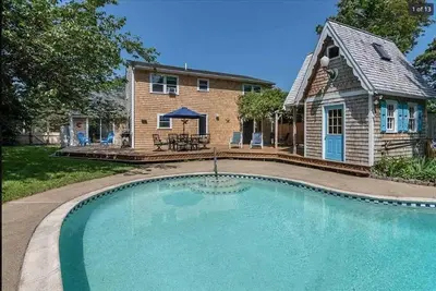 Tisbury - Airy 4-bedroom with Peaceful Pool