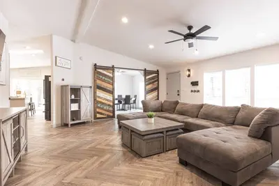 Image de Convivialité familiale et animaux acceptés! Jacuzzi, airede jeux. Près des lacs!