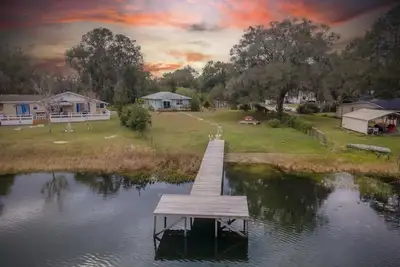 Image de Quiet 3-bedroom lakefront house. Family/dog friendly. Wi-Fi.