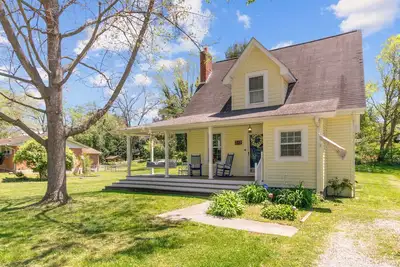 Image de Yellow Bird Cottage - Cozy home minutes from Radford University, with large deck