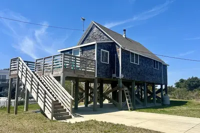 Image de Cozy beach house steps away from the Pamlico Sound in quiet neighborhood.