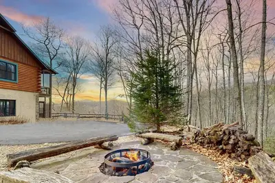 Image de Views, fun and memories await in this magical 4 bedroom lodge with game room and 2 fire pits