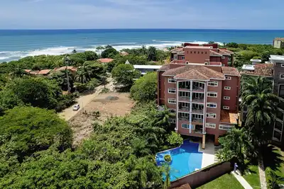 Image de Beautiful Condominium 5 Minutes walk to the Beach!