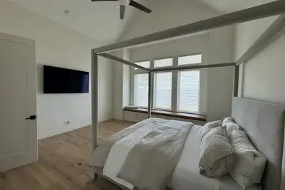 Image de Lakefront Luxury on Cedar Creek @ Black Iron