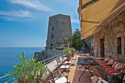 Image de Unique waterfront private tower in Positano