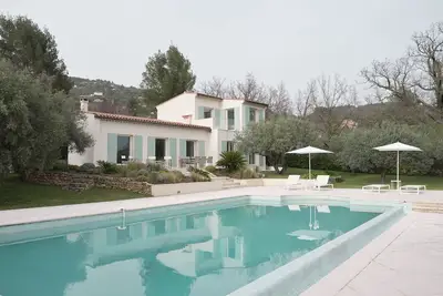 Image de Villa contemporaine de 4 chambres à Seillans : Piscine privée & Jardins sereins