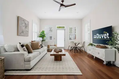 Image de The Retreat at Felix | Walk to King Street!