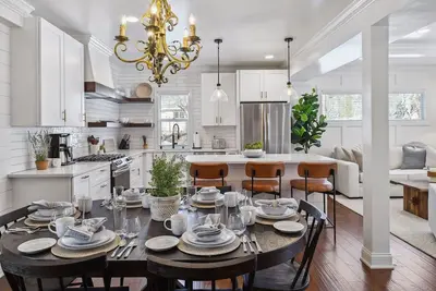 Image de Upscale Minnetonka Beach Cabin