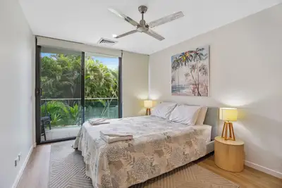 Image de 2 min walk to beach, single level apartment with pool