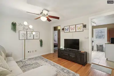 Image de Tiny and cozy home in the heart of Champaign. Free Parking and Pet Friendly!