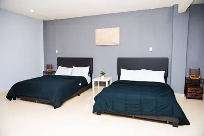 Image de Studio suite with Two Queen Bed, Sofa and kitchen