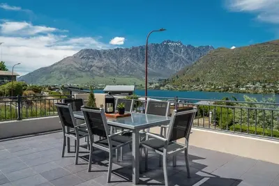 Image de Panoramic Peaks: 3br Home with Lake Vistas