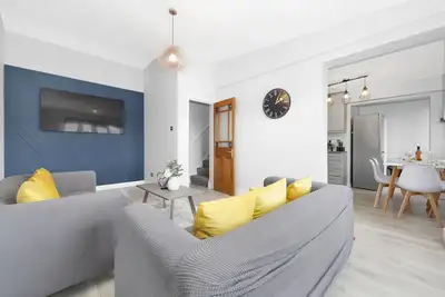 Image de Stylish 4-Bed Apartment - Parking & Central Links