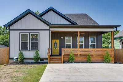 Image de Golden Luxury Living in Downtown Chattanooga: Pet Friendly & Fenced Yard \n