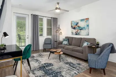 Image de Oak Mountain Retreat: Pool, Gym & Balcony