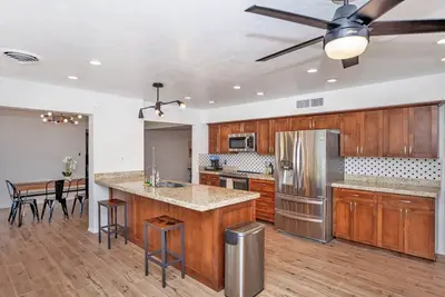 Image de \"Experience Ultimate Fun at our home! Pool, ping pong, Outdoor Grill, and More!