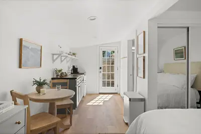 Image de Charming Downtown Country Cottage