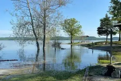 Image de Beaver Lake Geodesic Dome Home, with lake view