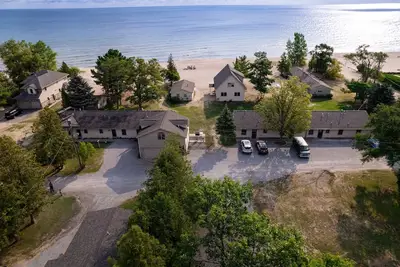 Image de #7 Thomas' Parkside Cottages, 2br Beachfront on Lake Huron, downtown location