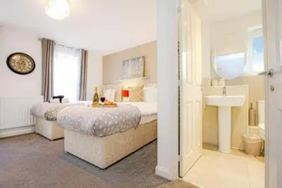 Alpha Properties 1 - A Four Bedroom House with Free Parking, Fast Wifi & SmartTV