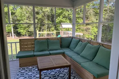 Image de Family friendly home on over an acre with fire pit, screen porch, and more!