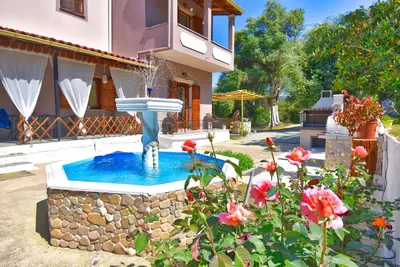 House with a small swiming pool\n