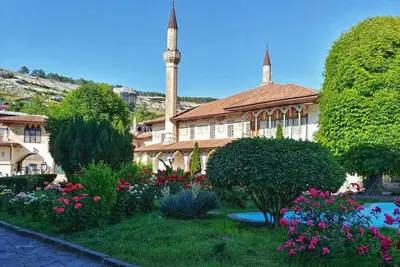 Easy for the airport, surrounded by greenery